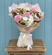 Букет цветов из:  Гвоздики, Орхидеи и Розы в Якшур-Бодья