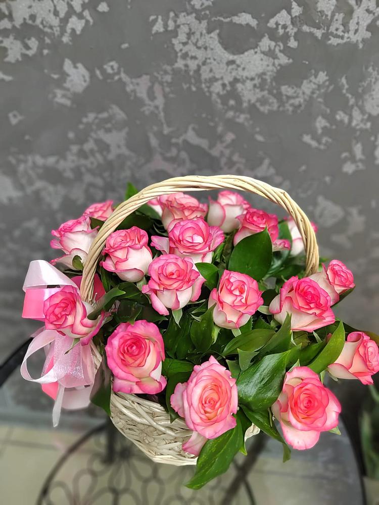 Цветочная композиция из Розы в корзине в Якшур-Бодья