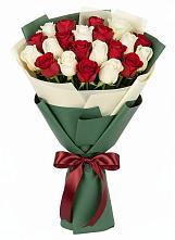 Букет Микс из красных и белых роз в Якшур-Бодья