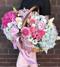 Цветочная композиция из Розы, Хризантемы, Пионы и Лизиантусы в корзине в Якшур-Бодья