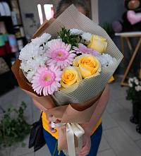 Букет цветов из:  Герберы, Розы и Хризантемы в Якшур-Бодья