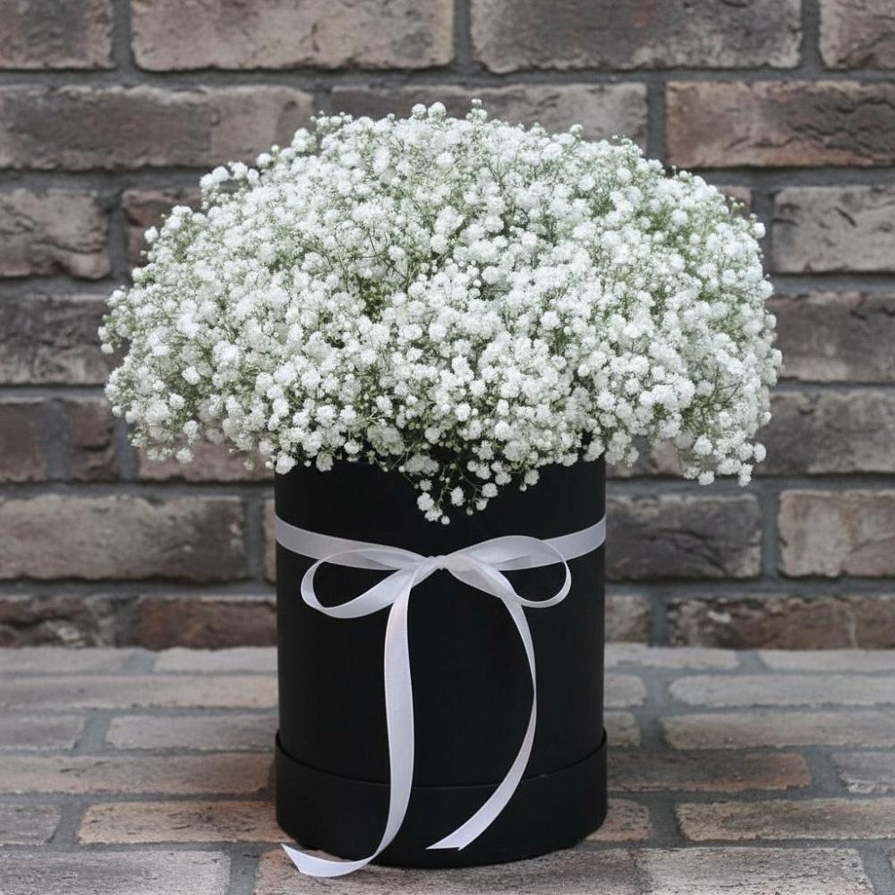 Цветочная композиция из Гипсофила в шляпной коробке в Якшур-Бодья