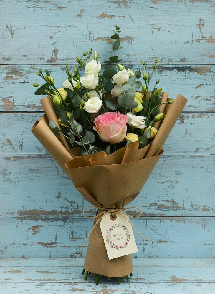 Букет цветов из: Розы и Лизиантусы в Якшур-Бодья