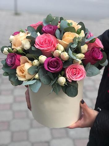 Цветочная композиция из Розы в шляпной коробке в Якшур-Бодья