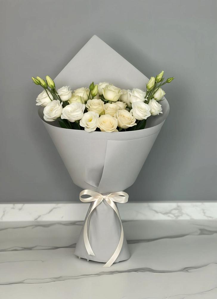 Букет цветов из: Розы и Лизиантусы в Якшур-Бодья