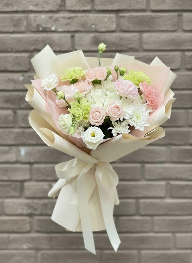 Букет цветов из: Гвоздики, Розы, Лизиантусы и Хризантемы в Якшур-Бодья