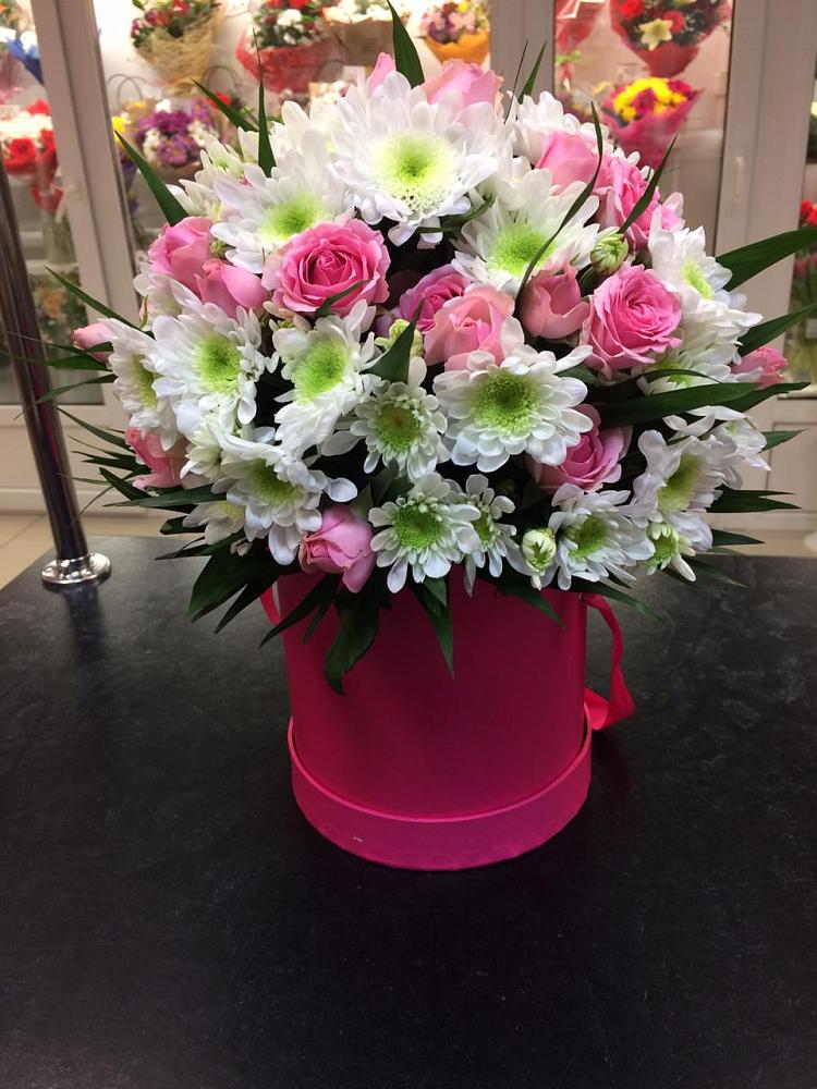 Цветочная композиция из Розы и Хризантемы в шляпной коробке в Якшур-Бодья