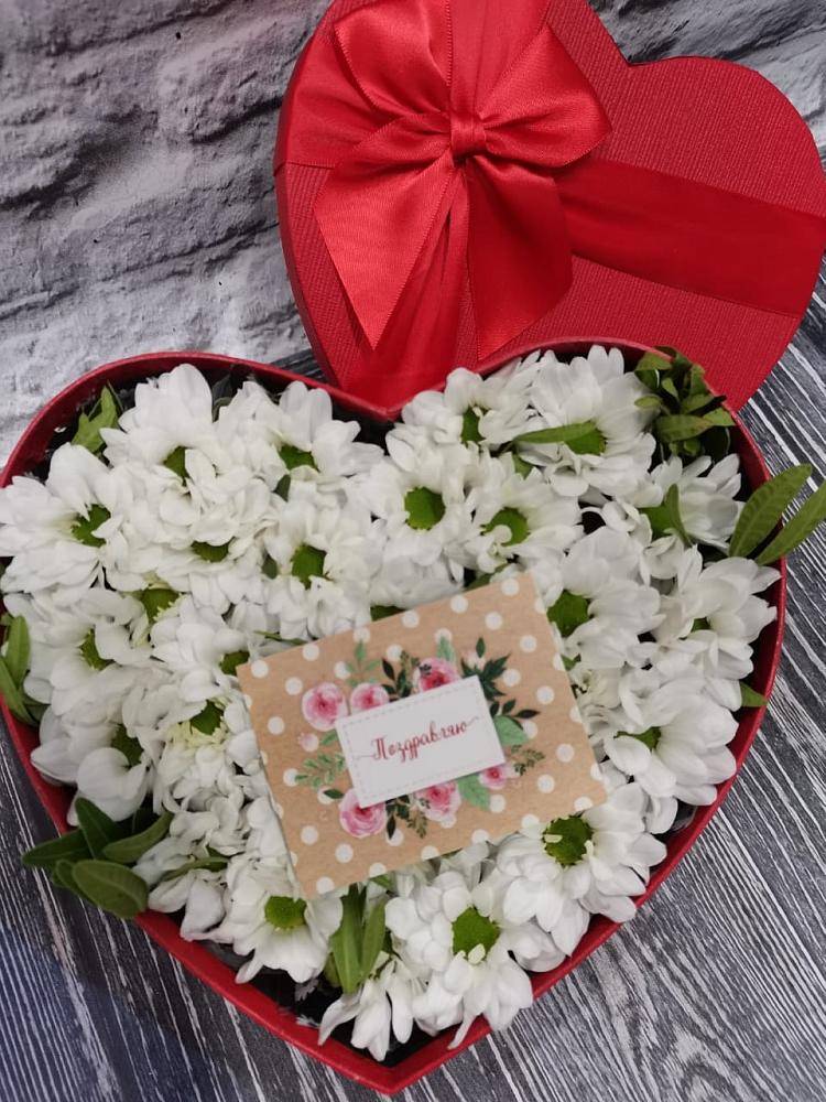 Цветочная композиция из Хризантемы в виде сердца в Якшур-Бодья