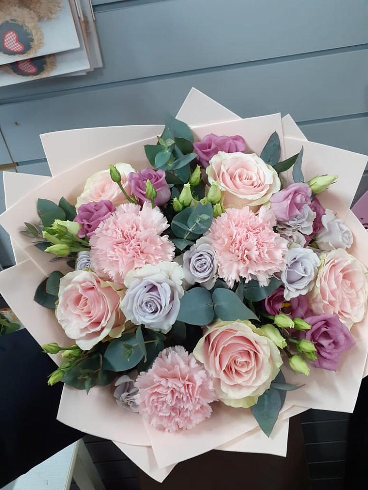 Букет цветов из: Розы, Гвоздики и Лизиантусы в Якшур-Бодья