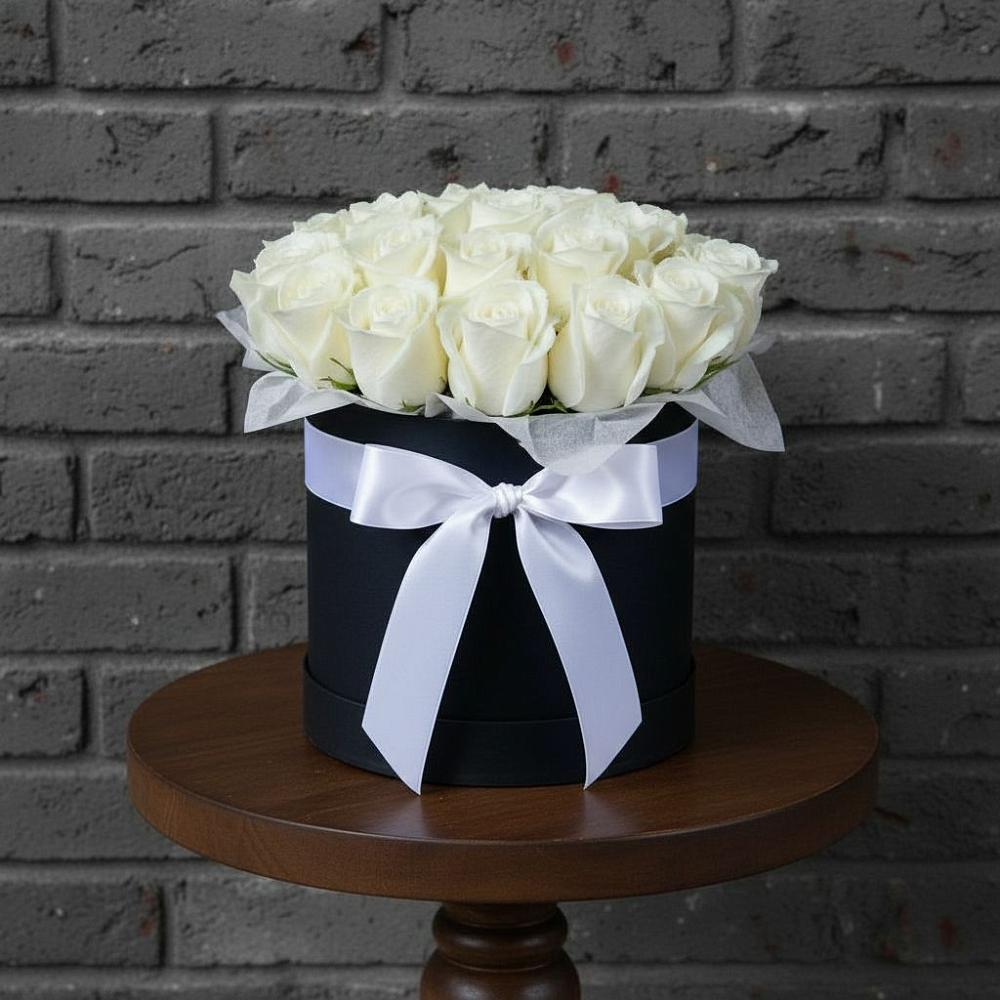 Цветочная композиция из Розы в шляпной коробке в Якшур-Бодья