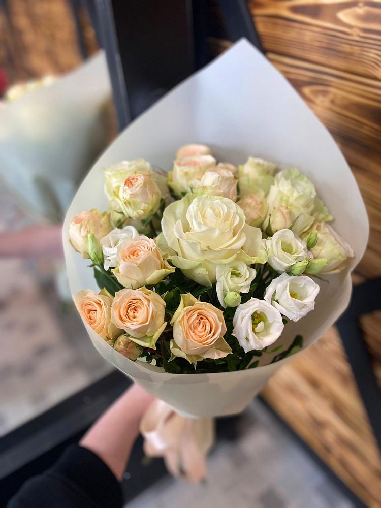 Букет цветов из: Розы и Лизиантусы в Якшур-Бодья