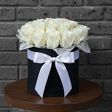 Цветочная композиция из Розы в шляпной коробке в Якшур-Бодья